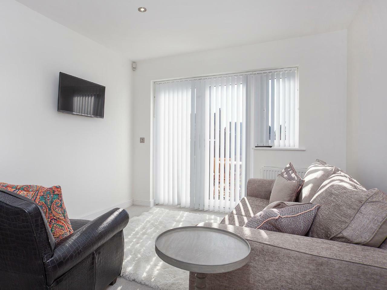 White House Apartments-Free Parking 1 Car Per Apartment York Exterior photo